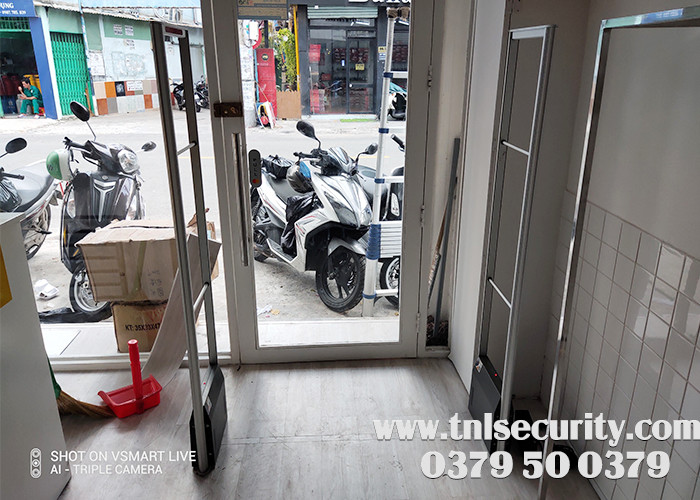 Lap-dat-cong-tu-chong-trom-bang-nhom-cho-shop-thoi-trang-Suri-Chau-tai-Phu-Nhuan